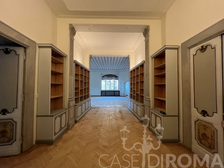 Regina Margherita, Piazza Galeno – secondo piano nobile – 375mq – terrazzo – box – € 7.500,00